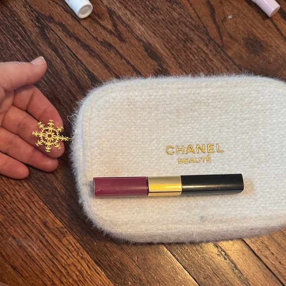 CHANEL Lip Gloss Duo in Deep Rose and Black - Picture 3 of 3